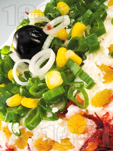 Солена торта - салата с извара, червено цвекло, моркови, царевица, яйца и стафиди - снимка на рецептата